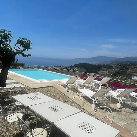 Couette-café Gaia - Luxury Villa, Pool & Wellness 4*