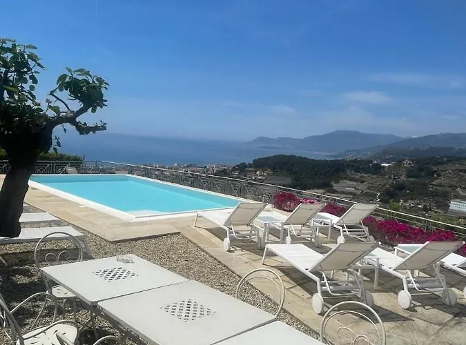Couette-café Gaia - Luxury Villa, Pool & Wellness 4*