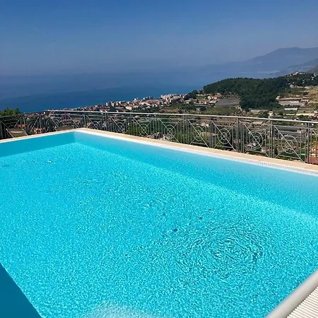 Alojamento de Acomodação e Pequeno-almoço Gaia - Luxury Villa, Pool & Wellness 4*