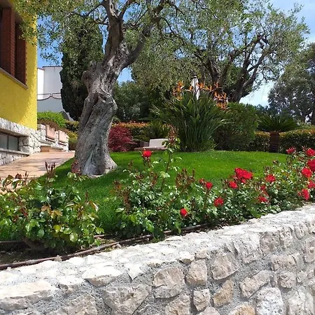 Oda ve Kahvaltı Gaia - Luxury Villa, Pool & Wellness Bordighera