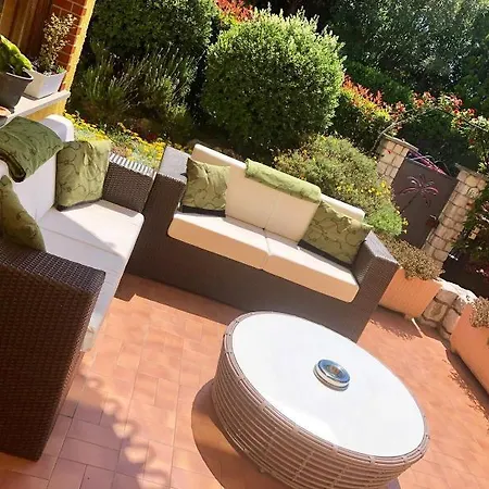 Oda ve Kahvaltı Gaia - Luxury Villa, Pool & Wellness